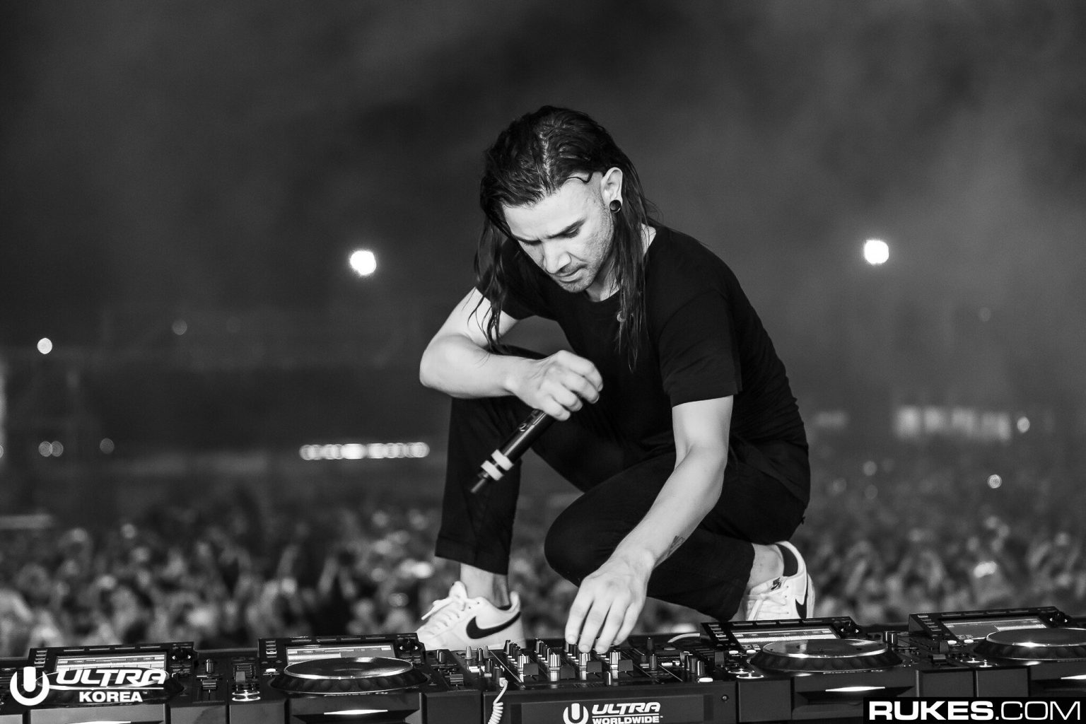 Skrillex Faces Heat For Standing On Dj Equipment During His Performance